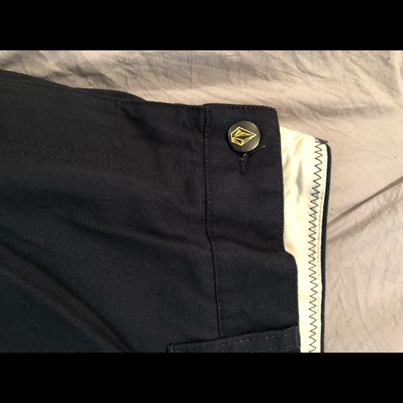 BRAND NEW VOLCOM SHORTS - Picture 4 of 5